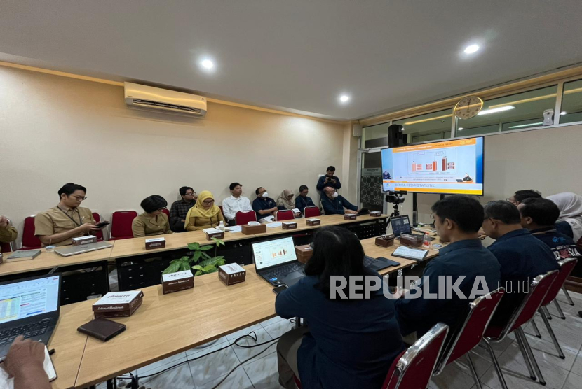 Kepala Badan Pusat Statistik (BPS) DIY, Herum Fajarwati memaparkan pertumbuhan ekonomi DIY pada Triwulan I Tahun 2025 di Kantor BPS DIY, Senin (5/5/2025)..