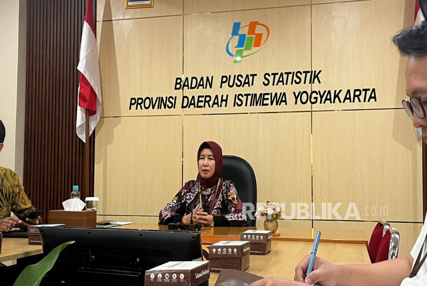 Kepala Badan Pusat Statistik (BPS) DIY Herum Fajarwati saat memberikan keterangan kepada wartawan pada dalam rilis Berita Resmi Statistik (BRS) di Kantor BPS Provinsi DIY, Rabu (5/2/2025). 