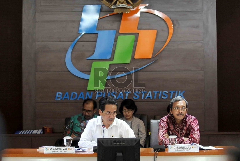 Kepala Badan Pusat Statistik (BPS), (kiri) didampingi Deputi Bidang Statistik Distribusi dan Jasa Badan Pusat Statistik (BPS), Sasmito Hadi Wibowo (kanan) memberikan keterangan kepada wartawan terkait inflasi.