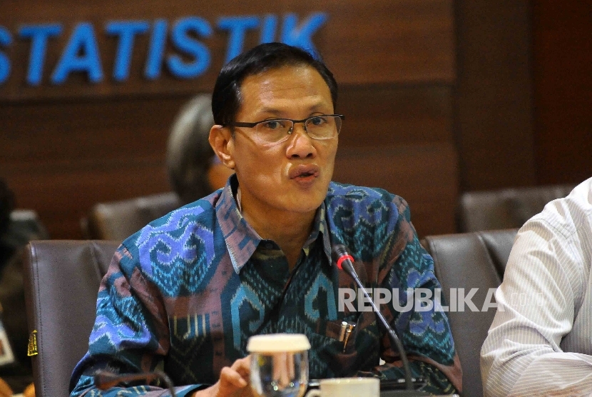 Kepala Badan Pusat Statistik (BPS) Suhariyanto memberikan keterangan kepada wartawan terkait inflasi pada bulan Januari di Gedung BPS Jakarta, Rabu (1/2).