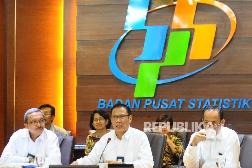 Kepala Badan Pusat Statistik (BPS) Suhariyanto (tengah) 