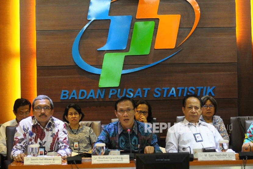 Kepala Badan Pusat Statistik (BPS) Suhariyanto (tengah) memberikan keterangan kepada wartawan terkait inflasi pada bulan Januari di Gedung BPS Jakarta, Rabu (1/2).