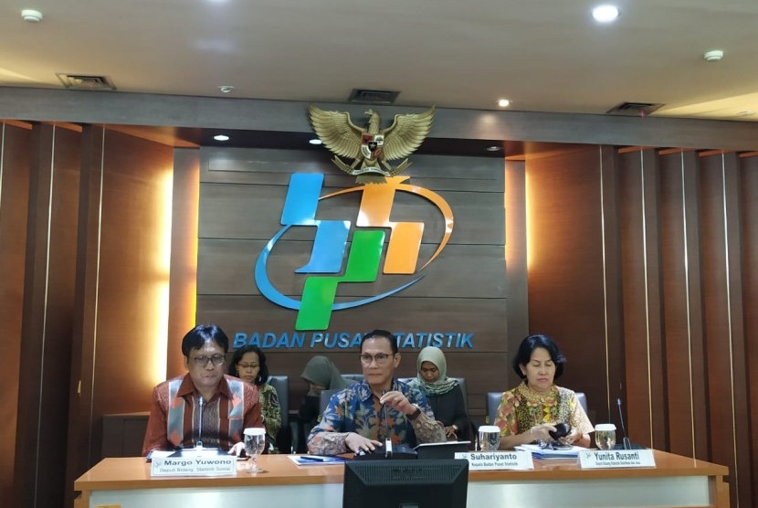Kepala Badan Pusat Statistik (BPS) Suhariyanto (tengah) saat memaparkan kinerja neraca dagang di kantornya, Jakarta, Senin (16/9). 