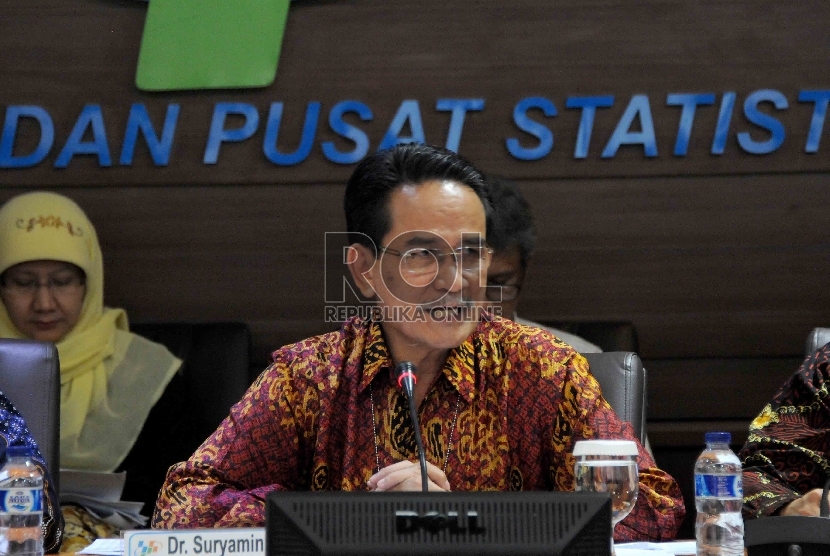 Kepala Badan Pusat Statistik (BPS), Suryamin memberikan laporan perkembangan ekspor impor Indonesia Agustus 2015 di Gedung BPS, Jakarta, Selasa (15/9). 