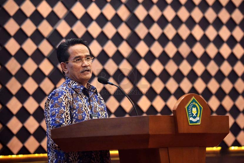  Kepala Badan Pusat Statistik (BPS), Suryamin menyampaikan paparannya mengenai hasil survei kepuasan jamaah haji di Gedung Kementerian Agama, Jakarta, Rabu (29/1).    (Republika/Agung Supriyanto)
