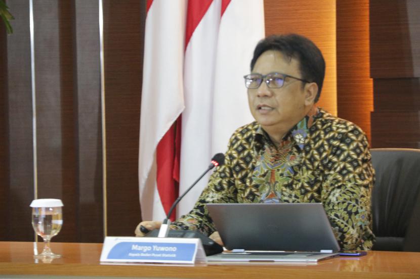 Kepala Badan Pusat Statistik, Margo Yuwono saat menyampaikan konferensi pers neraca perdagangan November 2021 di Jakarta, Rabu (15/12)