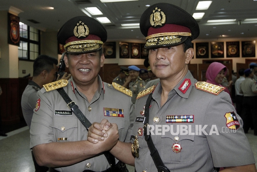  Kabareskrim Polri Inspektur Jenderal Ari Dono Sukmanto (kanan) melakukan salam komando dengan pejabat lama Komisaris Jenderal Anang Iskandar usai serah terima jabatan di Mabes Polri, Jakarta, Selasa (31/5). (Republika/Tahta Aidilla)