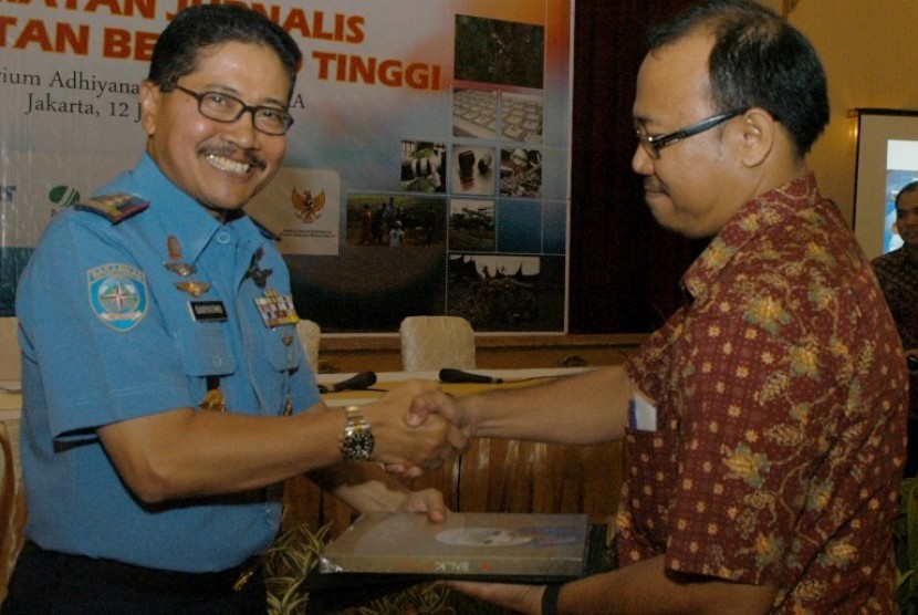 Kepala Badan SAR Nasional (Basarnas) Marsdya TNI Daryatmo (kiri)