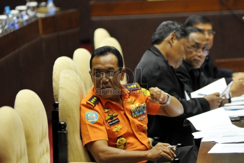 Kepala Badan SAR Nasional (Basarnas) Marsekal Madya TNI FH Bambang Soelistyo saat menghadiri Rapat Dengar Pendapat (RDP) dengan Komisi V DPR di Kompleks Parlemen Senayan, Jakarta, Selasa (15/9). 