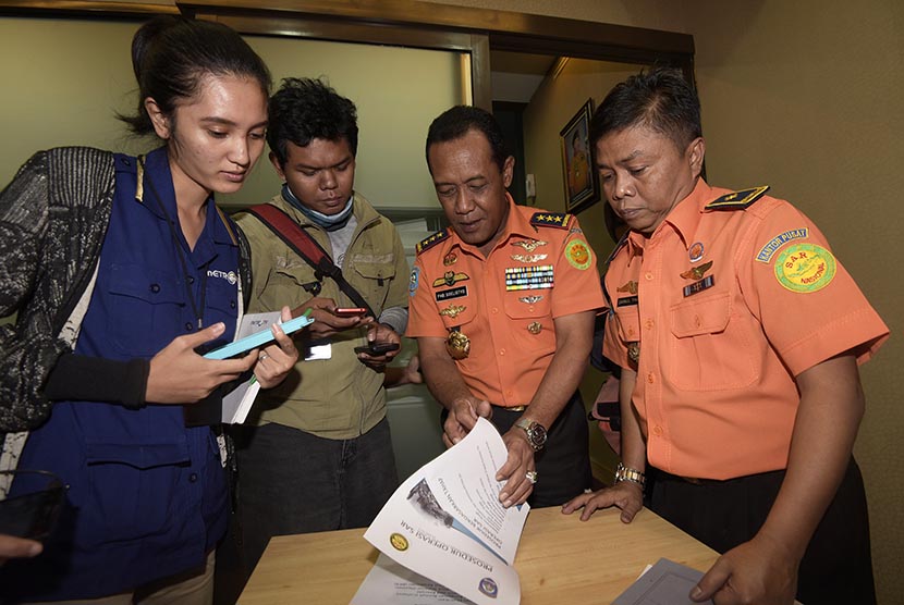 Kepala Badan SAR Nasional (Basarnas) Marsekal Madya TNI FHB Soelistyo (kedua kanan) memberikan keterangan kepada wartawan di Kantor Basarnas, Jakarta, Selasa (30/6). (Antara/Sigid Kurniawan)