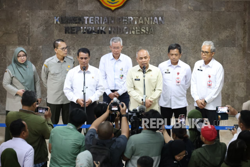 Kepala Badan Siber dan Sandi Negara (BSSN) Nugroho Sulistyo Budi dan Menteri Pertanian Amran Sulaiman di Kantor Pusat Kementerian Pertanian (Kementan) di Ragunan, Jakarta Selatan, Kamis (9/10/2025).