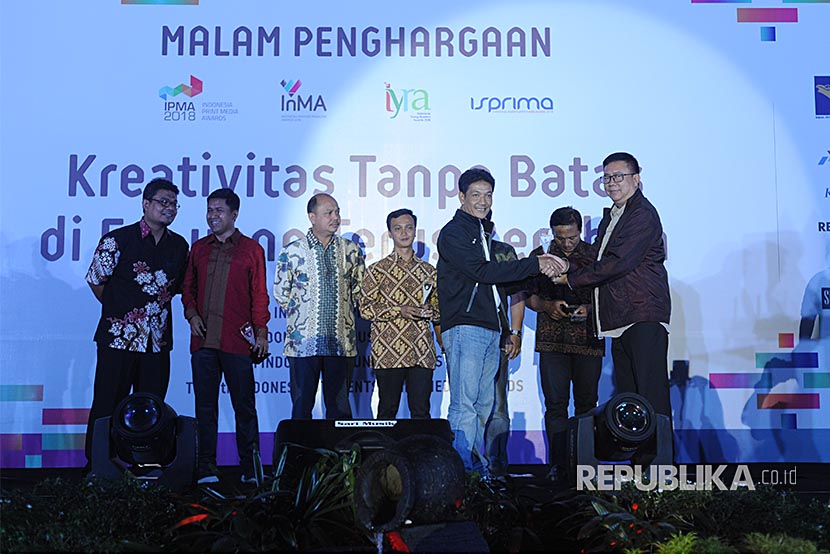 Kepala Bagian Desain Sarjono menerima piala Indonesia Print Media Awards (IPMA) pada malam penghargaan Serikat Perusahaan Pers (SPS) di Padang, Rabu (7/2).