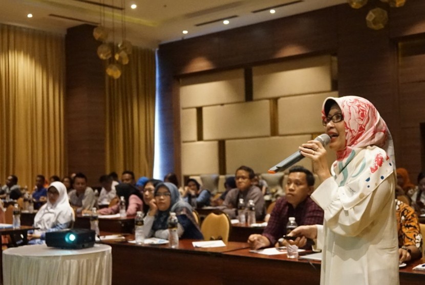 Kepala Bagian Evaluasi, Humas dan Pelaporan BPPSDMP Titin  Gumartini menyampaikan sambutan dalam kegiatan evaluasi di Bogor