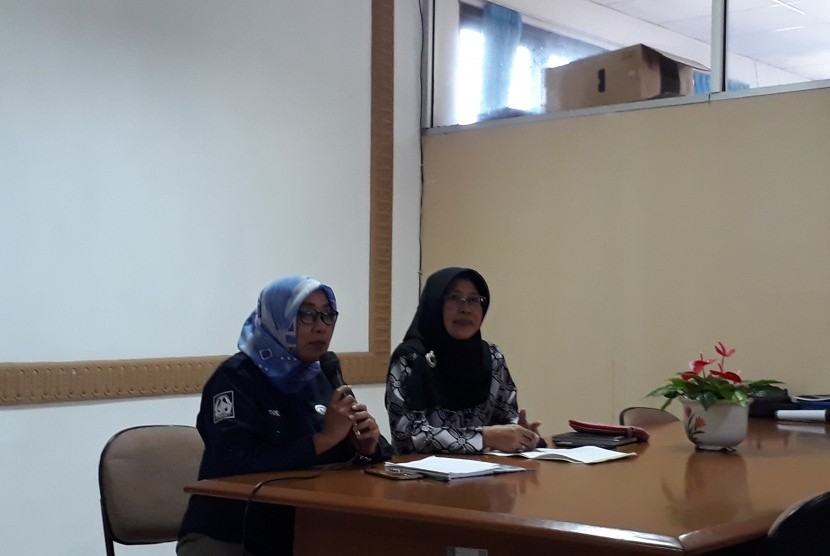   Kepala Bagian Humas dan Protokol Pemkab Sleman, Shavitri Nurmala Dewi dan Kepala Dinas Pendidikan Kabupaten Sleman, Sri Wantini, di Kantor Disdik Sleman.