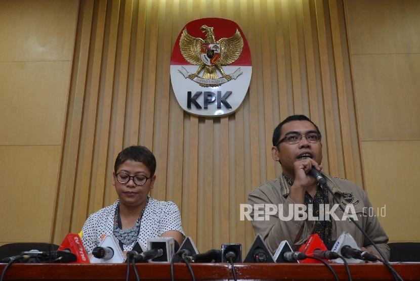 Kepala Bagian Informasi Komisi Pemberantasan Korupsi (KPK) Priharsa Nugraha (kanan) bersama PLH Kabiro Humas KPK Yuyuk Andriati (kiri) memaparkan hasil penetapan tersangka anggota Komisi V DPR dari Fraksi Partai Golkar Budi Supriyanto di gedung KPK, Jakarta.