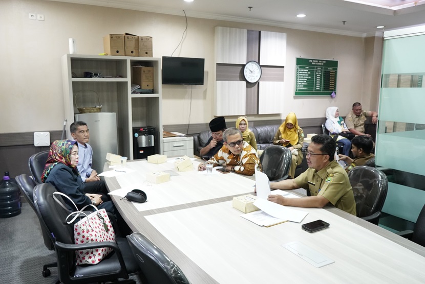 Kepala Bagian (Kabag) Fasilitasi, Penganggaran dan Pengawasan Sekretariat DPRD Provinsi Jawa Barat Iman Tohidin menerima kunjungan kerja BK DPRD Kota Sukabumi, Kota Bandung, Selasa (30/4/2024).