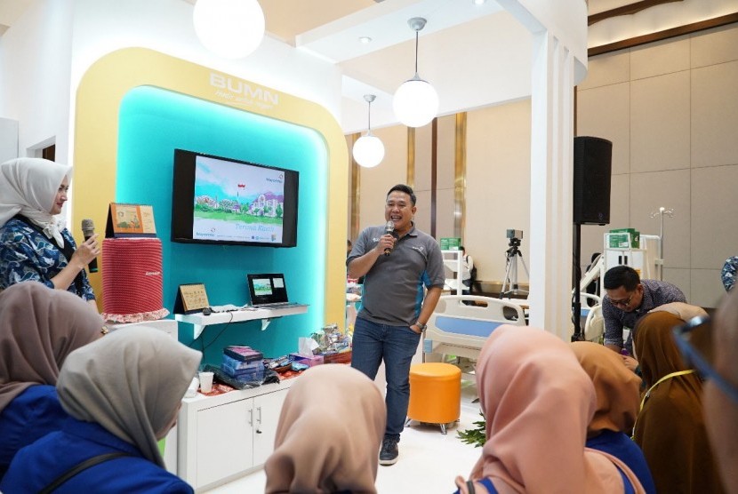 Kepala Bagian  Pelayanan Divisi Unit Klinik dan Imunisasi Dr Erwin Setiawan beri info kesehatan tentang pencegahan influenza dan hepatitis di mini talkshow pada Pameran Farmasi dan Alkes di Rakerkesnas 2020 JCC Kemayoran,  Jakarta