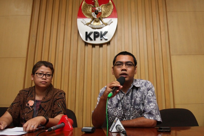Kepala Bagian Pemberitaan dan Publikasi KPK Priharsa (kanan) bersama Plt. Jubir KPK Yuyuk Andriati Iskak (kiri) memberikan keterangan pers mengenai penetapan tersangka baru di gedung KPK, Jakarta, Jum'at (18/12). 