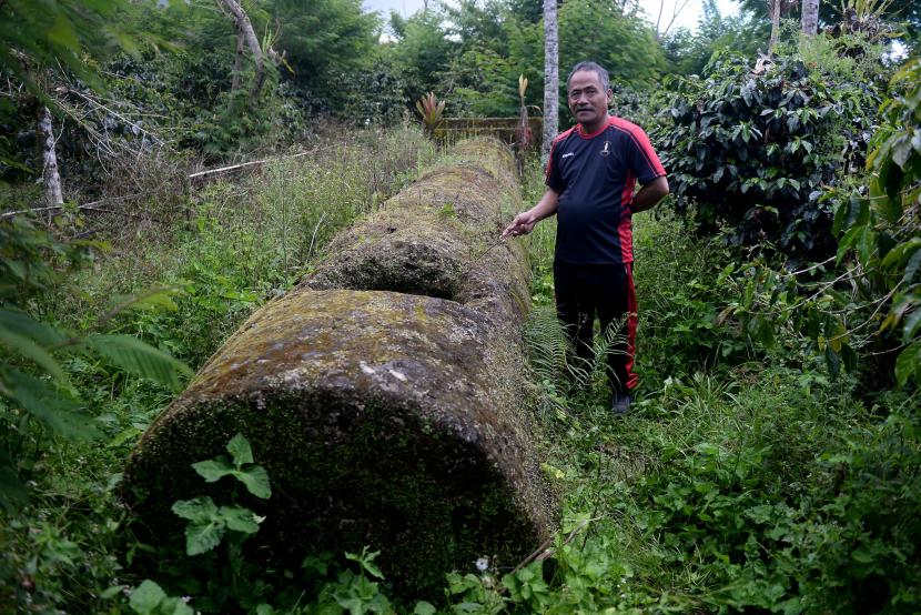 Kepala Bagian Penanaman PT. Sulotco Jaya Abadi Agustinus menunjukan Penggorengan yang digunakan untuk proses pengeringan kopi pada zaman Belanda di Perkebunan PT. Sulotco Jaya Abadi, Bittuang, Tana Toraja, Sulawesi Selatan, Sabtu (7/11).