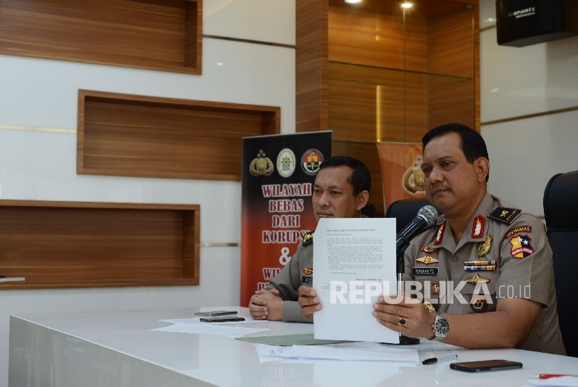 Head of Public Information Bureau of the Indonesia National Police Rikwanto (right) was showing a will of the terrorists who was caught in Jatiluhur (West Java) during a press conference at Police Headquarters, Jakarta, Monday (December 26, 2016).