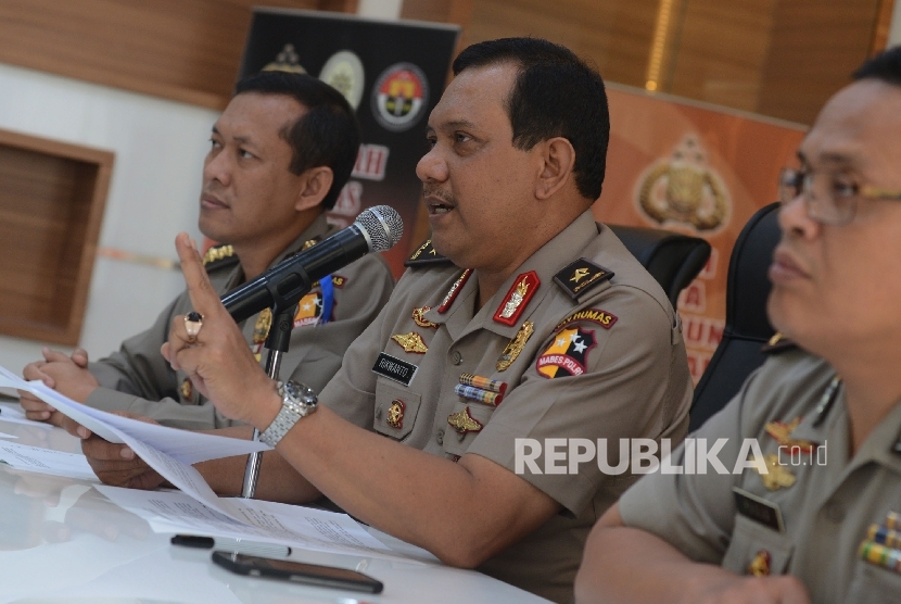 Kepala Bagian Penerangan Umum Polri Brigjen Pol Rikwanto (tengah) memberikan keterangan kepada awak media terkait penangkapan teroris di Waduk Jatiluhur saat menggelar konferensi pers di Mabes Polri, Jakarta, Senin (26/12).