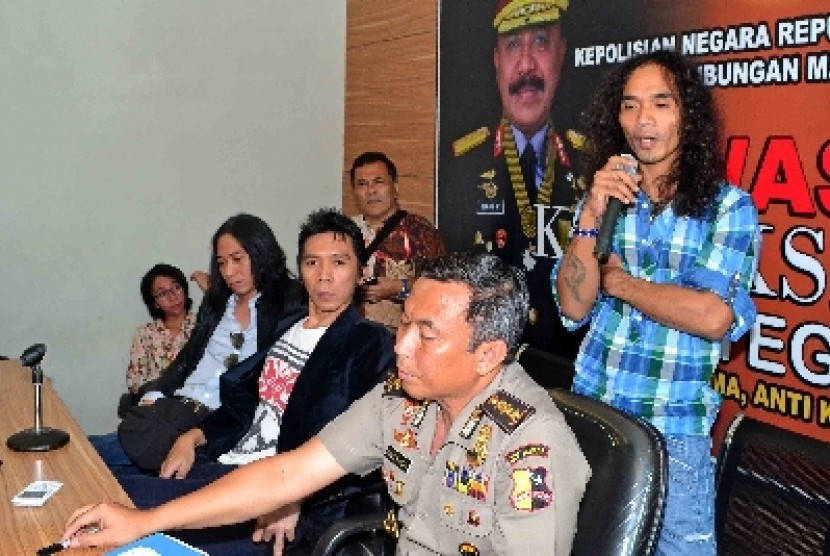 Agus Rianto (sitting in the front)