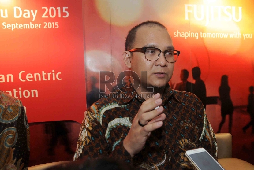 Kepala Bagian Tata Usaha Pelaksana Tekhnis Jakarta Smart City, Sahli Gestanon menjawab pertanyaan wartawan saat fujitsu Day 2015 di Jakarta, Rabu (2/9). 