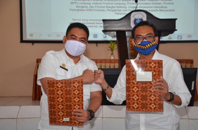 Kepala Balai Pelatihan Pertanian (Bapeltan) Bapeltan Lampung, Abdul Roni Angkat (kiri) saat peningkatan Nota Kesepahaman dengan Himpunan Alumni (HA) IPB Lampung.