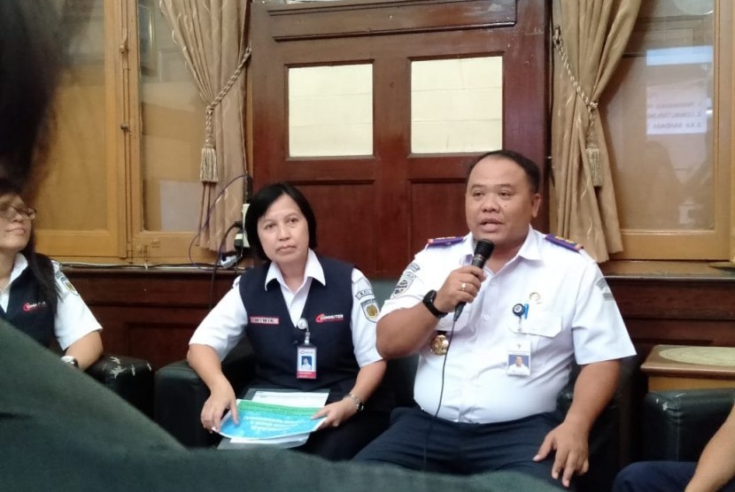 Direktur Utama Kereta Commuter Indonesia (KCI) Wiwik Widayanti (kiri)