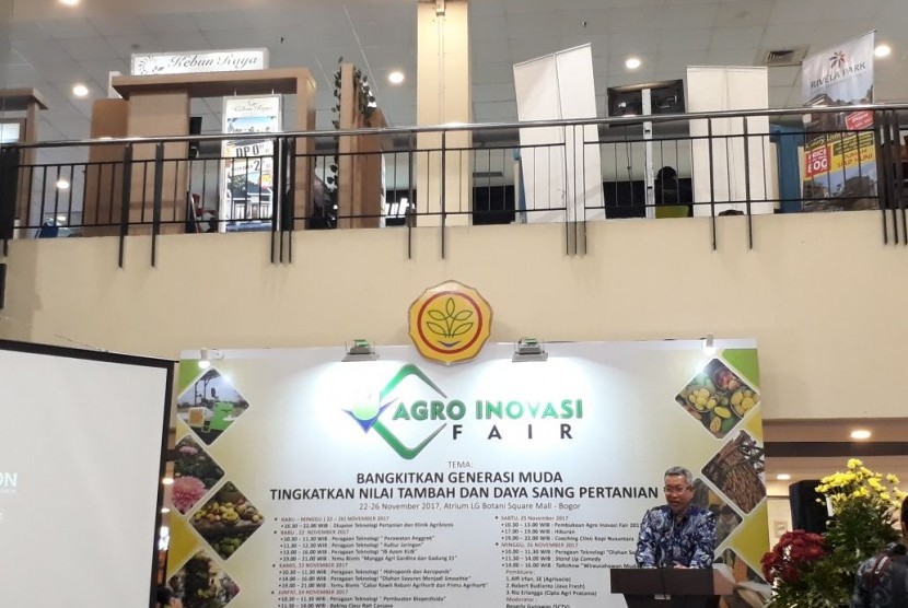 Kepala Balitbangtan Muhammad Syakir membuka Agro Inovasi Fair 2017 di Botani Square, Bogor, pada Sabtu (25/11).