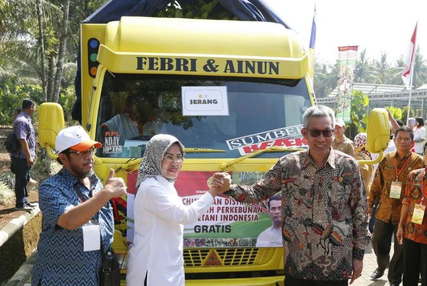 Kepala Balitbangtan, Muhammad Syakir saat memberi sambutan mewakili Menteri Pertanian dalam peluncuran distribusi benih perkebunan di Balai Penelitian Tanaman Industri dan Penyegar (Balittri), Sukabumi, Senin (24/09).