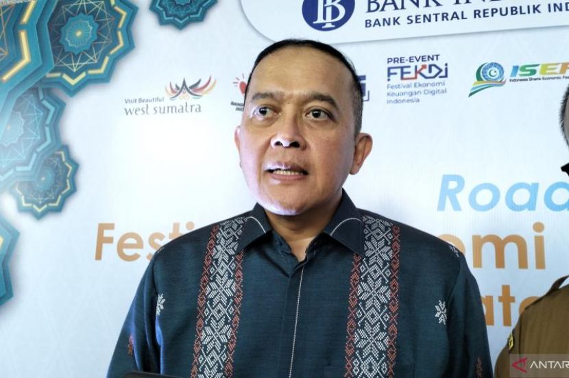 Kepala Bank Indonesia (BI) Perwakilan Sumatera Barat (Sumbar) Endang Kurnia Saputra saat diwawancarai di Padang, Senin (29/4/2024). 