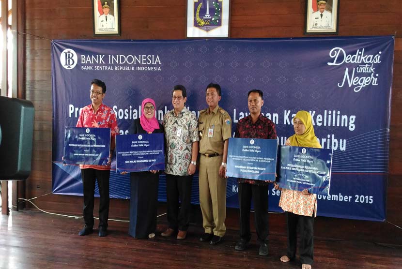 Kepala Bank Indonesia Perwakilan DKI Jakarta, Doni P. Joewono (tiga kiri), dalam acara penyerahan program sosial layanan kas keliling dan edukasi kepada masyarakat kepulauan seribu, Jakarta, Selasa (17/11). 