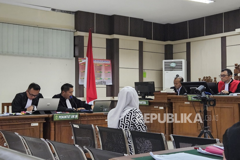 Kepala Bapenda Kota Semarang Indriyasari memberikan kesaksikan di sidang kasus dugaan korupsi eks wali kota Semarang Hevearita Gunaryanti Rahayu (Ita) dan suaminya, Alwin Basri, di Pengadilan Tipikor Semarang, Jawa Tengah, Senin (30/6/2025).