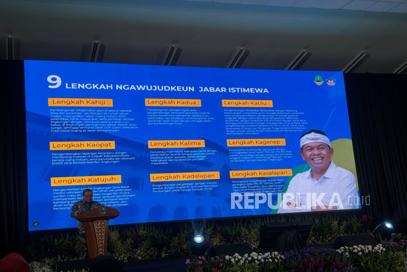 Kepala Bappeda Provinsi Jabar Dr. Iendra Sofyan tengah menjabarkan sembilan langkah ‘Jabar Istimewa’ di pembukaan Forum Konsultasi Publik dalam rangka penyusunan RKPD Provinsi Jabar 2026 di aula utama Kantor Badan Pengembangan SDM Provinsi Jabar, Cipageran, Kota Cimahi, Kamis (23/1/2026).