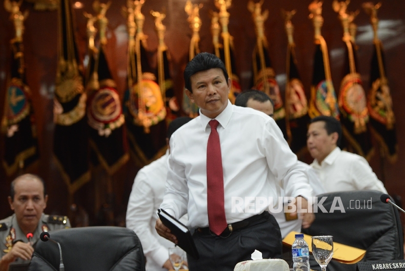 Kepala Bareskrim Polri Irjen Ari Dono Sukmanto beranjak dari tempat duduknya seusai membacakan hasil kesimpulan gelar perkara dugaan penistaan agama di Mabes Polri, Jakarta, Rabu (16/11).