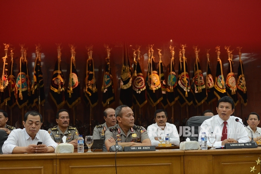 Kepala Bareskrim Polri Irjen Ari Dono Sukmanto (kanan) membacakan hasil kesimpulan gelar perkara dugaan penistaan agama di Mabes Polri, Jakarta, Rabu (16/11)