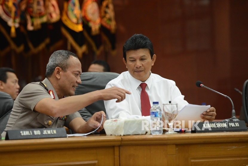 Kepala Bareskrim Polri Irjen Ari Dono Sukmanto membacakan surat hasil kesimpulan gelar perkara dugaan penistaan agama di Mabes Polri, Jakarta, Rabu (16/11).