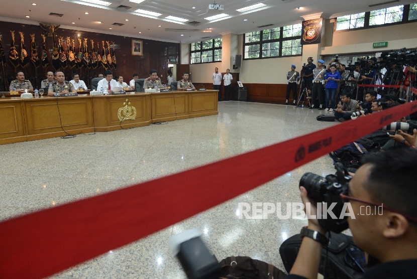 Kepala Bareskrim Polri Irjen Ari Dono Sukmanto membacakan surat hasil kesimpulan gelar perkara dugaan penistaan agama di Mabes Polri, Jakarta, Rabu (16/11).