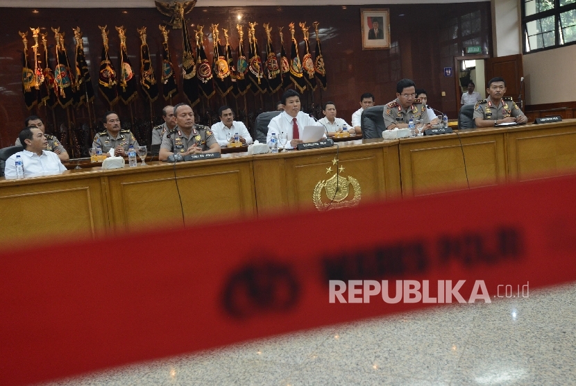 Kepala Bareskrim Polri Irjen Ari Dono Sukmanto membacakan surat hasil kesimpulan gelar perkara dugaan penistaan agama di Mabes Polri, Jakarta, Rabu (16/11).