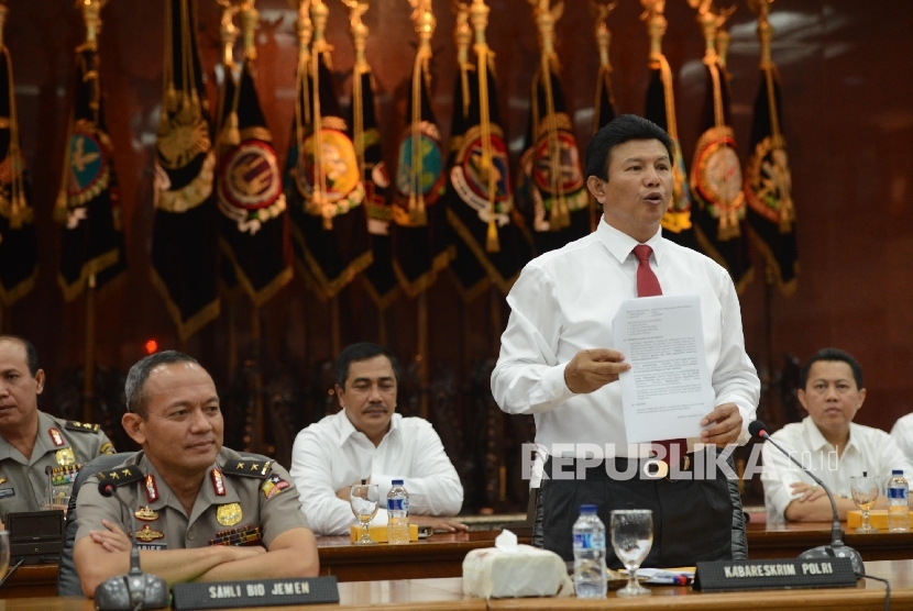 Kepala Bareskrim Polri Irjen Ari Dono Sukmanto menunjukan surat hasil kesimpulan gelar perkara dugaan penistaan agama di Mabes Polri, Jakarta, Rabu (16/11).