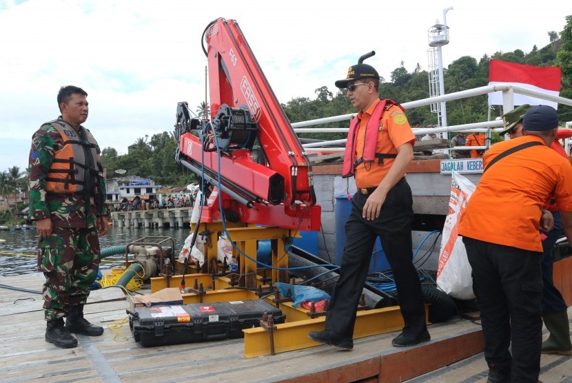 Kepala Basarnas Marsekal Madya M Syaugi (kedua kanan) memeriksa kapal motor yang digunakan untuk pencarian KM Sinar Bangun di Danau Toba, Simalungun, Sumatera Utara, Jumat (22/6).