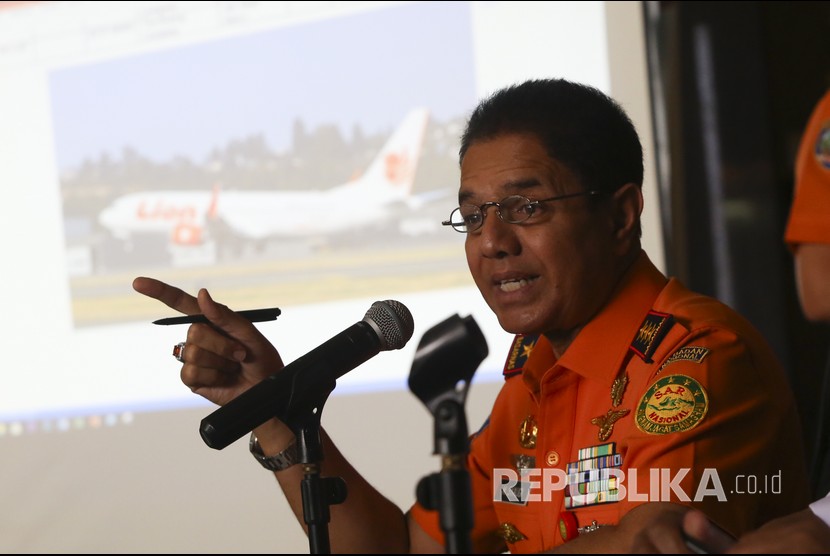 Kepala Basarnas Marsekal Muda TNI M. Syaugi memberikan keterangan pers mengenai hilang kontaknya pesawat Lion Air JT-610 rute Bandara Internasional Soekarno Hatta-Bandara Depati Amir Pangkalpinang di Kantor Basarnas, Jakarta, Senin (29/10).