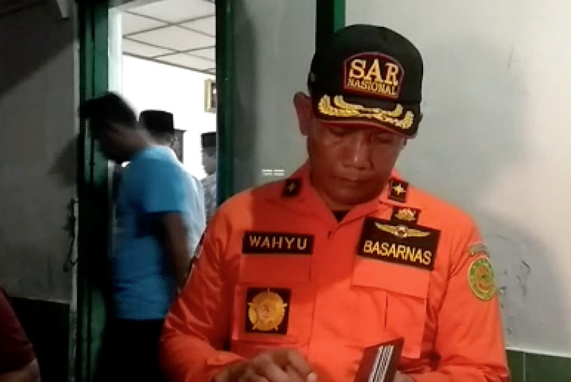 Kepala Basarnas Yogyakarta Wahyu Efendi saat melakukan pencarian 257 pelajar SMPN I Turi yang hanyut di Sungai Sempor, Sleman.