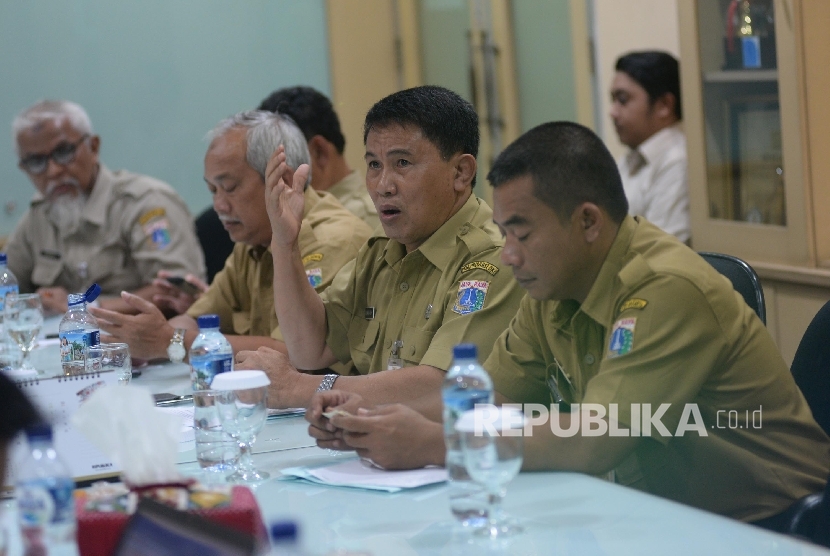 Kepala BAZIS DKI Jakarta Zubaidi Adih (kedua kanan) memaparkan hasil kerja Bazis DKI Jakarta saat berkunjung di kantor Republika, Jakarta, Selasa (17/1).