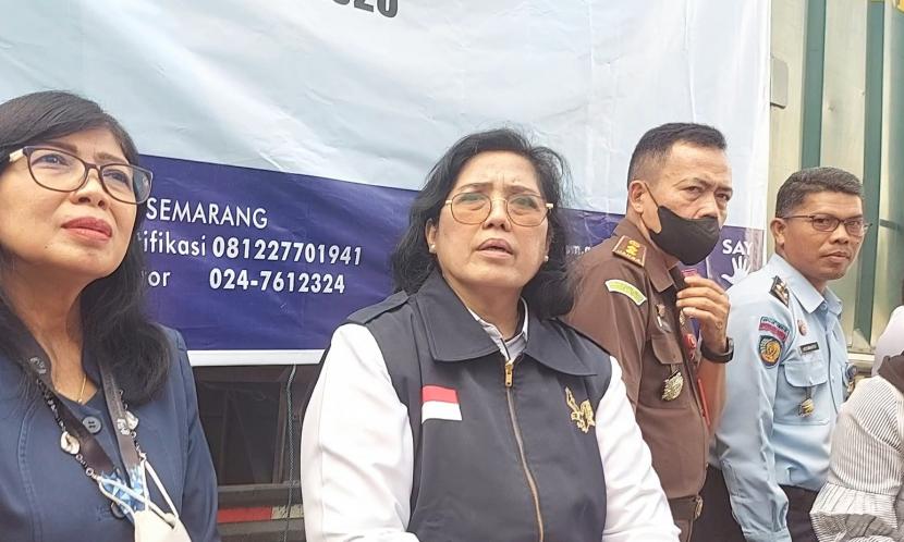  Kepala BB POM Semarang, Sandra Maria Philomena (tengah), memberikan penjelasan terkait pengawasan peredaran pagan dan bahan pangan di Jawa Tengah pada momentum Ramadhan 1444 Hijriyah, Senin (27/3).