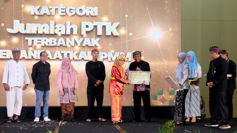Kepala BBPMP Jawa Barat Sri Wahyuningsih disaksikan Sekretaris Dinas Pendidikan Jawa Barat Deden Saepul Hidayat menyerahkan penghargaan kepada salah satu Kepala Dinas Pendidikan Kabupaten/Kota 