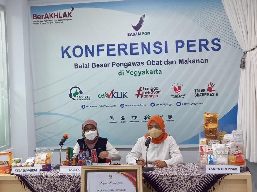 Kepala BBPOM Yogyakarta, Trikoranti Mustikawati, merilis hasil pengawasan terhadap produk pangan di DIY selama 2022 di Kantor BBPOM Yogyakarta, Jumat (30/12).