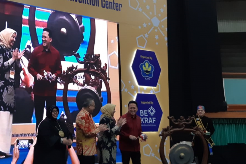 Kepala Bekraf Triawan Munaf membuka Indonesia International Book Fair (IIBF) 2018 di JCC, Rabu (12/9).