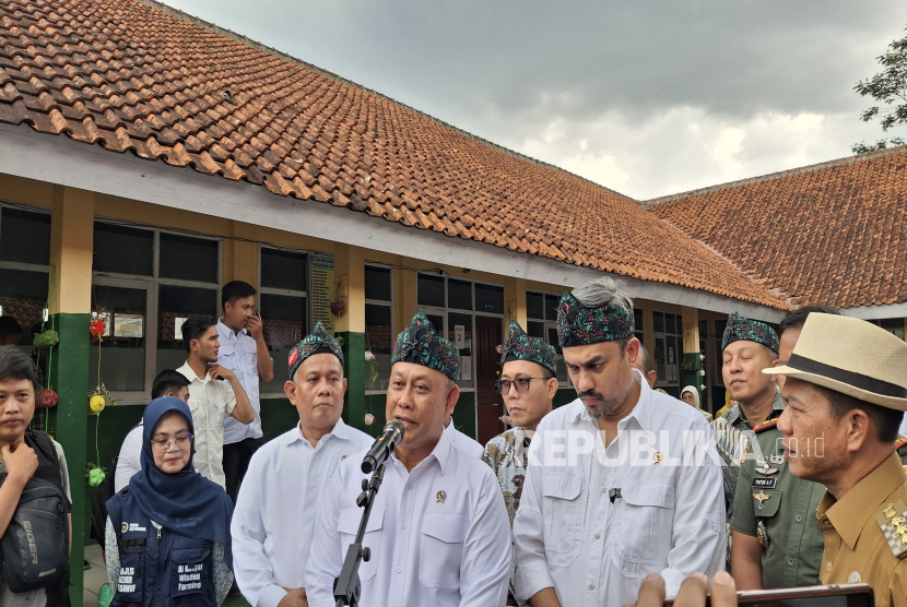 Kepala BGN, Dadan Hindayana Bersama Menteri UMKM Maman Abdurrahman serta Wakil Menteri UMKM Helvi Yuni Moraza saat memberikan keterangan pers.